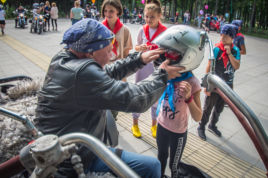 Фото Новосибирские байкеры провели праздничный заезд для детей из ЛДНР 10